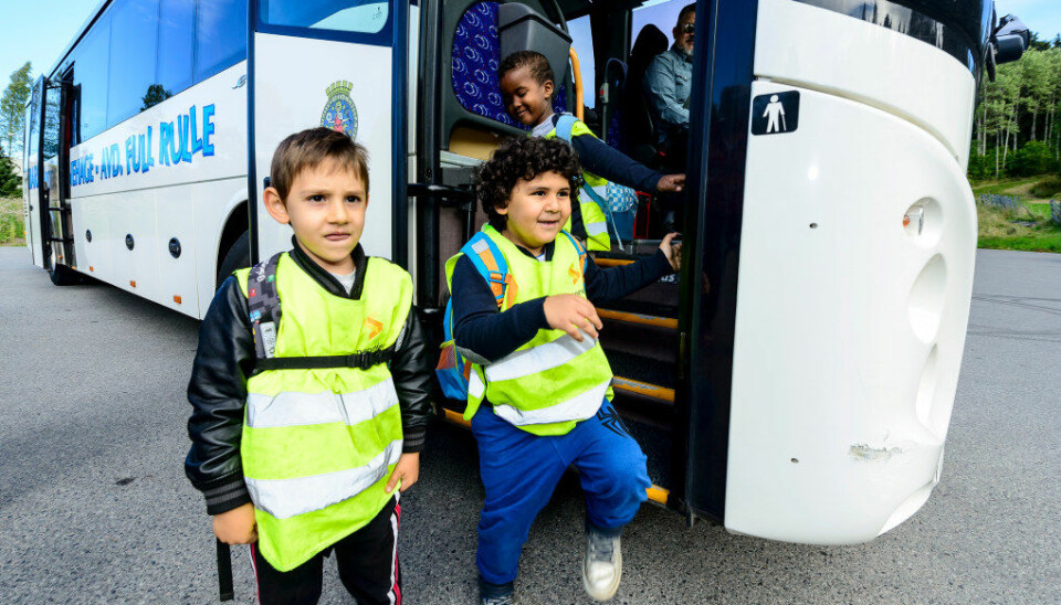 Barna fra Lakkegården barnehage i Oslo, avdeling Full rulle, har egen buss som kjører dem ut på tur i Oslo-marka fire dager i uka. Abdullah (6) (f.v.), Youssef (5) og Salaahudiin (5) er klare for en dag i skogen. Foto: Tore Fjeld