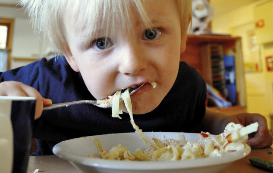 Benjamin S. Johansen i Tandstad barnehage storkoser seg med laksegryte til lunsj. Foto: Gyri Aure
