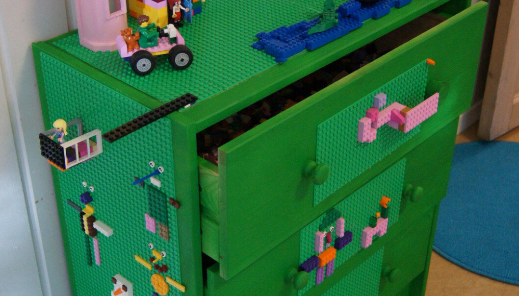 I legokommodens skuffer kan du legge klosser, plater og bruksanvisningene, for dem som liker å bla i dem. Når kommoden ikke er i bruk står skuffene i kommoden, men så snart det er tid for lek kan de tas ut og settes på golvet. På finn.no kan du utvide beholdningen hvis dere har litt for få klosser i barnehagen. Foto: Trude Anette Brendeland I legokommodens skuffer kan du legge klosser, plater og bruksanvisningene, for dem som liker å bla i dem. Når kommoden ikke er i bruk står skuffene i kommoden, men så snart det er tid for lek kan de tas ut og settes på golvet. På finn.no kan du utvide beholdningen hvis dere har litt for få klosser i barnehagen. Foto: Trude Anette Brendeland