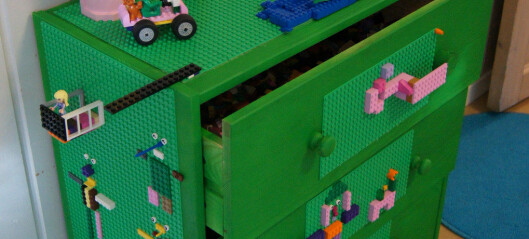 En kjedelig kommode kan forvandles med Lego