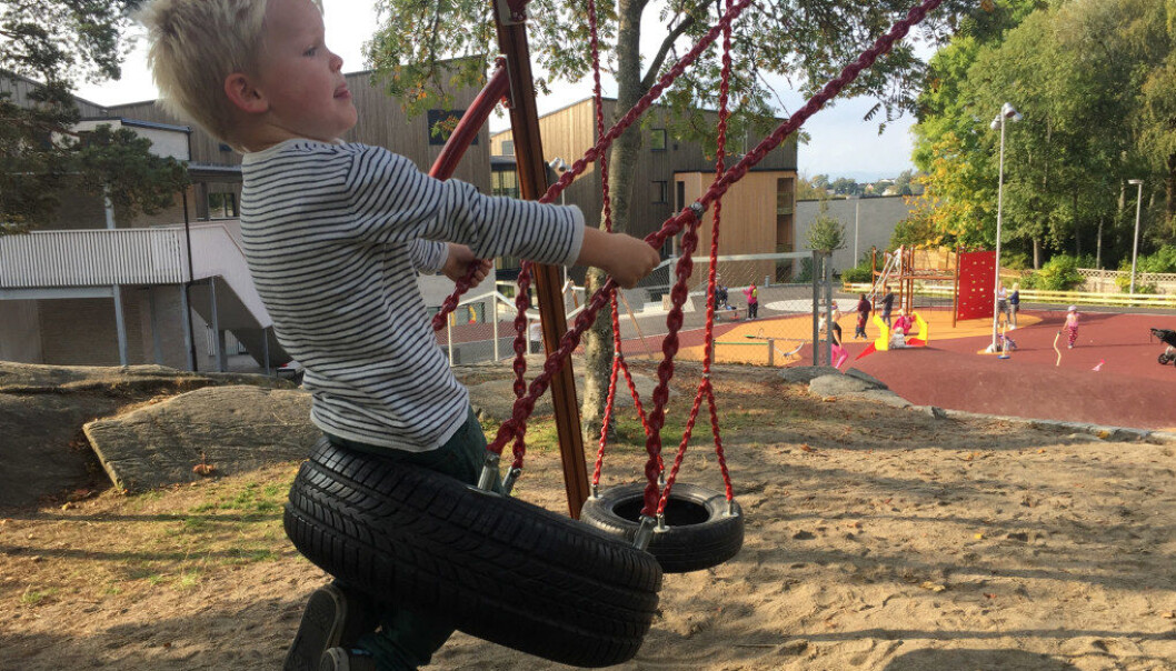 Husker og andre lekestativer er ikke like spennende som et variert og uforutsigbart utemiljø. Foto: Paal Svendsen Husker og andre lekestativer er ikke like spennende som et variert og uforutsigbart utemiljø. Foto: Paal Svendsen