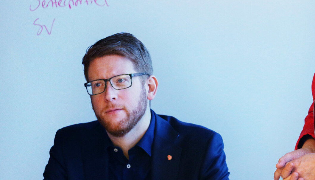 Under onsdagens spørretime i Stortinget krevde Aps stortingsrepresentant Martin Henriksen svar fra kunnskapsminister Jan Tore Sanner (H) på hvorfor regjeringen velger å si nei til et gratis skolemåltid for alle elever i grunnskolen. Foto: Marianne Ruud Under onsdagens spørretime i Stortinget krevde Aps stortingsrepresentant Martin Henriksen svar fra kunnskapsminister Jan Tore Sanner (H) på hvorfor regjeringen velger å si nei til et gratis skolemåltid for alle elever i grunnskolen. Foto: Marianne Ruud