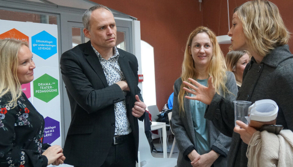 De vil ha drama inn som eget fag i grunnskolen. Dramapedagog Åse Olving Lund på Bogstad skole, rektor Anton Rygg på Munkerud skole, leder for Teater- og dramapedagogene Kari Strand blir heiet på av byråd Inga Marte Thorkildsen (SV). Foto: Marianne Ruud De vil ha drama inn som eget fag i grunnskolen. Dramapedagog Åse Olving Lund på Bogstad skole, rektor Anton Rygg på Munkerud skole, leder for Teater- og dramapedagogene Kari Strand blir heiet på av byråd Inga Marte Thorkildsen (SV). Foto: Marianne Ruud