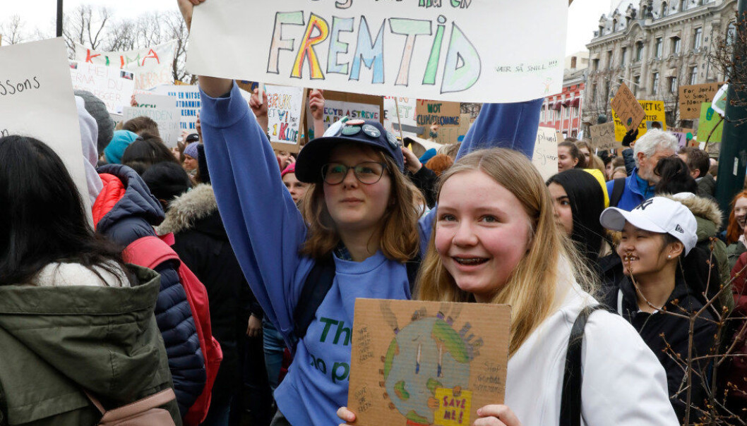 Julie Arctander (t.v.) og Emilie Irgens fra Sætre i Hurum og streikende skoleelever er på plass utenfor Stortinget fredag morgen. Foto: Tom Hansen / NTB scanpix Julie Arctander (t.v.) og Emilie Irgens fra Sætre i Hurum og streikende skoleelever er på plass utenfor Stortinget fredag morgen. Foto: Tom Hansen / NTB scanpix