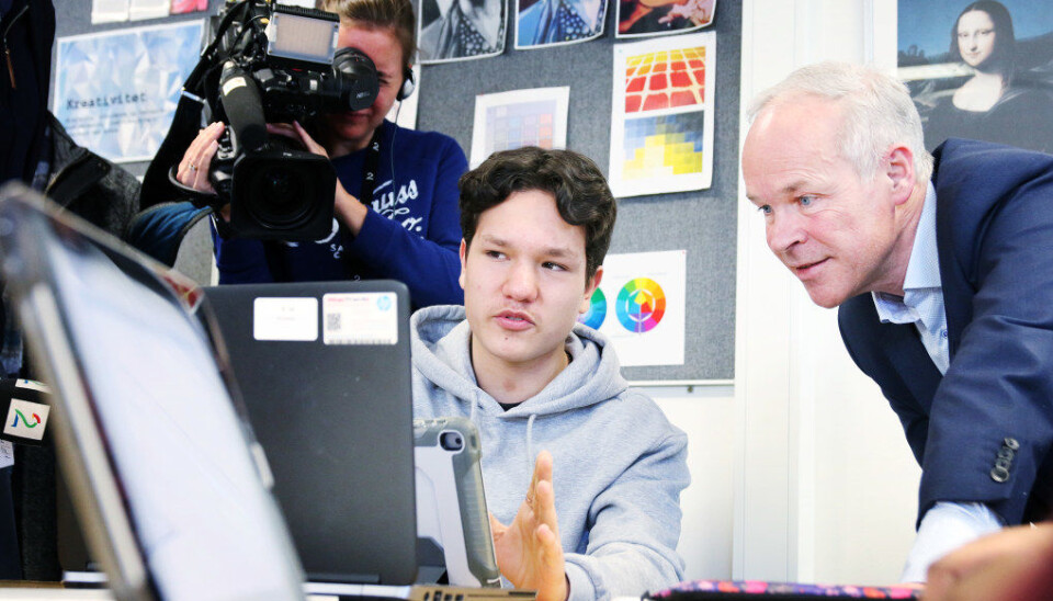 Nicolas Nordvik viser kunnskapsminister Jan Tore Sanner hvordan de jobber med et stort tverrfaglig prosjekt på Sofienberg skole. Foto: Jørgen Jelstad.