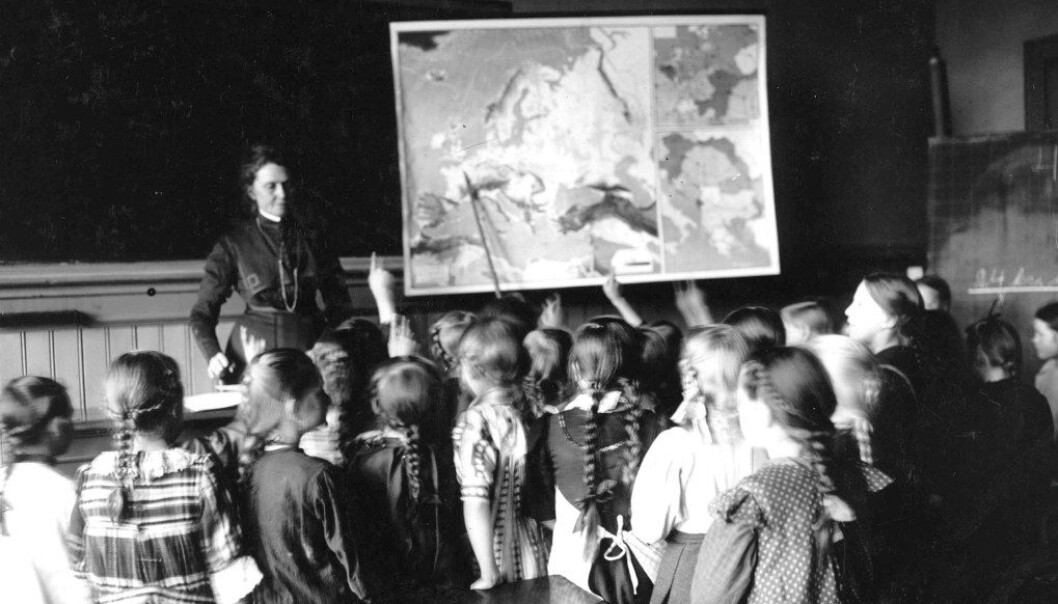 Anna Rogstad undeviser en pikeklasse på Sagene skole i 1909. Foto: Anders Beer Wilse / Norsk Folkemuseum Anna Rogstad undeviser en pikeklasse på Sagene skole i 1909. Foto: Anders Beer Wilse / Norsk Folkemuseum