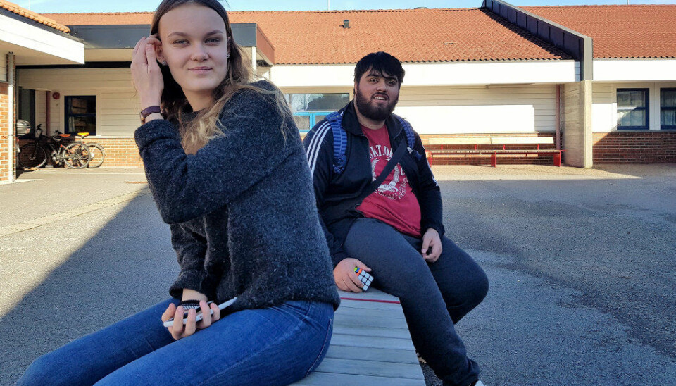 Andrea Stenshorne Simonsen (15) og M. Samir Butt (16) på Austbø skole i Stavanger synes det er lurt å fokusere mer på de unge som ser på mobbing. Foto: Sonja Holterman