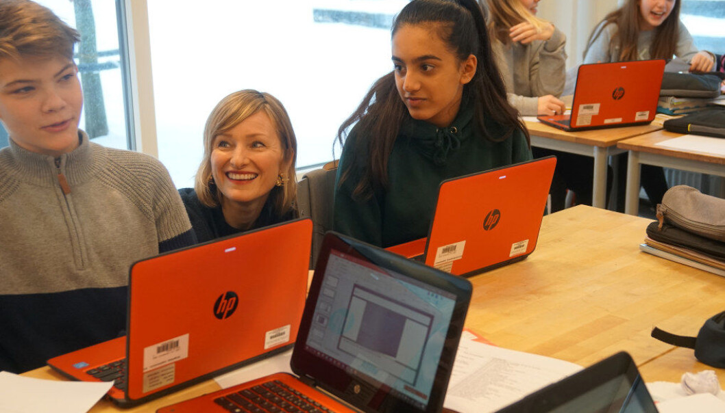 Byråd for oppvekst og kunnskap i Oslo, Inga Marte Thorkildsen (SV), snakker med elevene Noah Abrahamsen og Malaika Amer om hvordan de opplever karakterfri hverdag og om hvordan de bruker digitale verktøy til skolearbeid og egenvurdering. Foto: Marianne Ruud Byråd for oppvekst og kunnskap i Oslo, Inga Marte Thorkildsen (SV), snakker med elevene Noah Abrahamsen og Malaika Amer om hvordan de opplever karakterfri hverdag og om hvordan de bruker digitale verktøy til skolearbeid og egenvurdering. Foto: Marianne Ruud