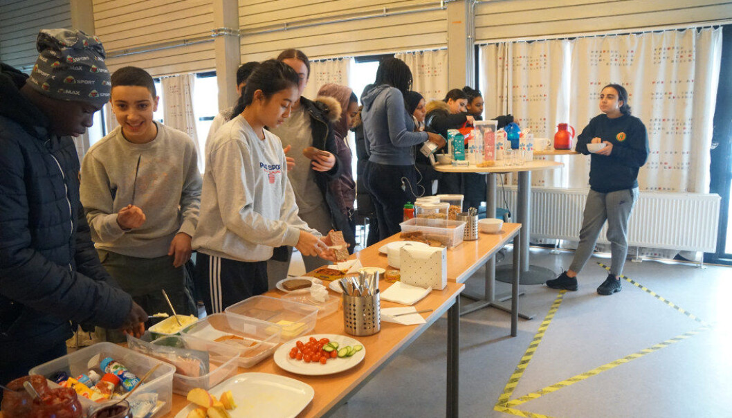 På Bjøråsen ungdomsskole serveres det gratis frokost før åtte til elever som kommer tidlig. Elever som går på idrettslinja, eller som bare er med på en treningsøkt om morgenen, får gratis frokost klokka ni. Foto: Marianne Ruud På Bjøråsen ungdomsskole serveres det gratis frokost før åtte til elever som kommer tidlig. Elever som går på idrettslinja, eller som bare er med på en treningsøkt om morgenen, får gratis frokost klokka ni. Foto: Marianne Ruud