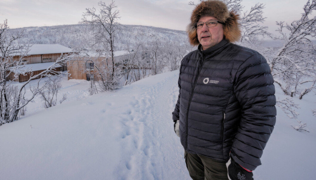 Rektor Henrik Kolstrøm ved Tanabru skole i Finnmark tror løsningen for Finnmark er å satse på lokale krefter. I mellomtiden tas kreative løsninger i bruk. Foto: Alf Ove Hansen Rektor Henrik Kolstrøm ved Tanabru skole i Finnmark tror løsningen for Finnmark er å satse på lokale krefter. I mellomtiden tas kreative løsninger i bruk. Foto: Alf Ove Hansen