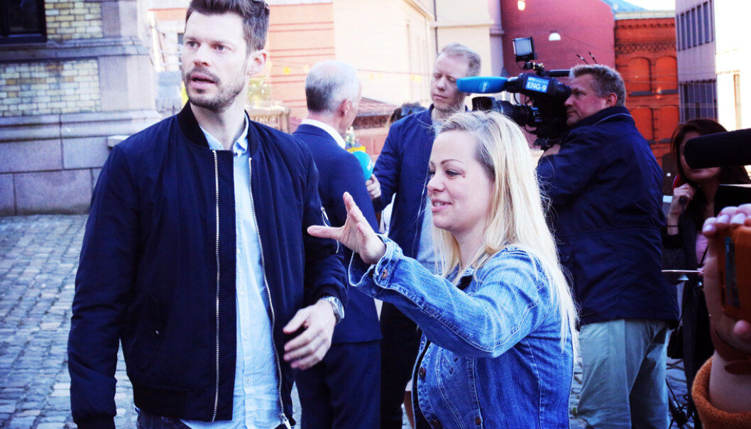 Rødt-leder Bjørnar Moxnes vil ha en plan for å fase ut kommersielle aktører i barnehagesektoren. Her utenfor Stortinget i fjor med Rødt-politiker i Oslo, Eivor Evenrud. I bakgrunnen intervjues kunnskapsminister Jan Tore Sanner. Foto: Jørgen Jelstad. Rødt-leder Bjørnar Moxnes vil ha en plan for å fase ut kommersielle aktører i barnehagesektoren. Her utenfor Stortinget i fjor med Rødt-politiker i Oslo, Eivor Evenrud. I bakgrunnen intervjues kunnskapsminister Jan Tore Sanner. Foto: Jørgen Jelstad.