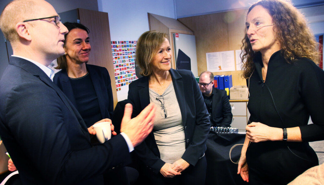 Steffen Handal og Camilla Stoltenberg diskuterte kjønn og skole før Stoltenberg-utvalget la fram sin rapport på Eiksmarka skole. I midten rektor ved skolen, Mari Amundsen. Foto: Jørgen Jelstad. Steffen Handal og Camilla Stoltenberg diskuterte kjønn og skole før Stoltenberg-utvalget la fram sin rapport på Eiksmarka skole. I midten rektor ved skolen, Mari Amundsen. Foto: Jørgen Jelstad.