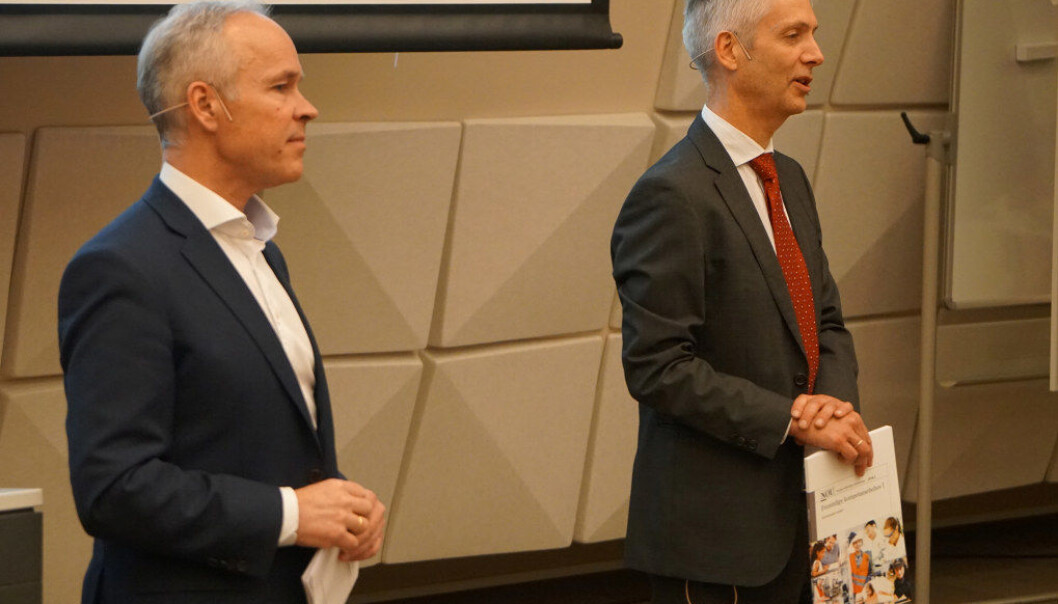 Økonomiprofessor Steinar Holden (til høyre) har ledet utvalget som i dag la sin andre delrapport om framtidas kompetansebehov til kunnskapsminister Jan Tore Sanner. Arkivfoto: Marianne Ruud Økonomiprofessor Steinar Holden (til høyre) har ledet utvalget som i dag la sin andre delrapport om framtidas kompetansebehov til kunnskapsminister Jan Tore Sanner. Arkivfoto: Marianne Ruud