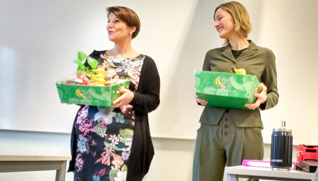 18.000 ungdomsskoleelever i Oslo skal få gratis frukt i en toårig prøveordning. Onsdag delte byrådene Tone Tellevik Dahl og Inga Marte Thorkildsen ut den første frukten til elever ved Ris ungdomsskole. Foto: Hans Skjong 18.000 ungdomsskoleelever i Oslo skal få gratis frukt i en toårig prøveordning. Onsdag delte byrådene Tone Tellevik Dahl og Inga Marte Thorkildsen ut den første frukten til elever ved Ris ungdomsskole. Foto: Hans Skjong