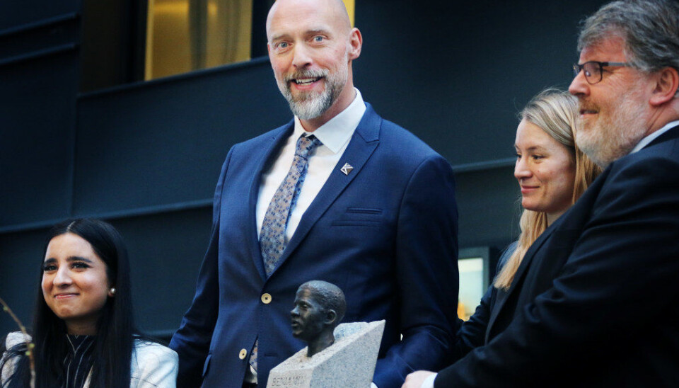 Rektor Kjell Ove Hauge med Benjaminprisen for 2018 i hånden. Til venstre elevrådsleder Isha Yassir, og til Høyre statssekretær Rikke Høistad Sjøberg og jurymedlem Einar Ove Standal. Foto: Jørgen Jelstad.