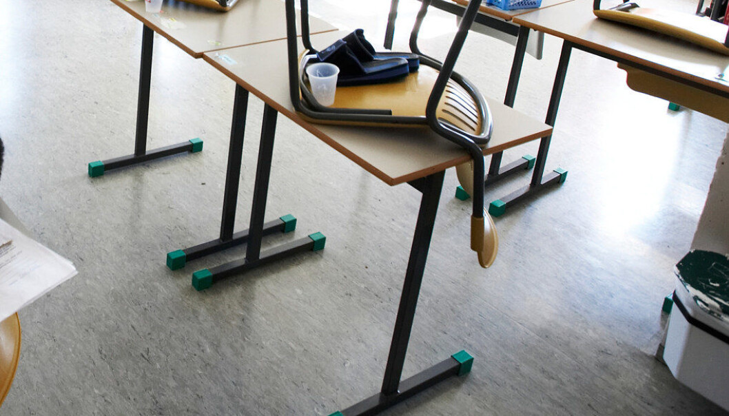 For lærere med elever i klasserommet som allerede tror på konspirasjonsteorier, er det viktig å ikke gå i direkte konfrontasjon, ifølge journalisten Erik Sidenbladh. Sammen med blant annet Lärarnas Riksforbund har han skrevet boka «Med myter som vapen» som kan anvendes som instruksjon for lærere. Arkivfoto: Utdanning For lærere med elever i klasserommet som allerede tror på konspirasjonsteorier, er det viktig å ikke gå i direkte konfrontasjon, ifølge journalisten Erik Sidenbladh. Sammen med blant annet Lärarnas Riksforbund har han skrevet boka «Med myter som vapen» som kan anvendes som instruksjon for lærere. Arkivfoto: Utdanning