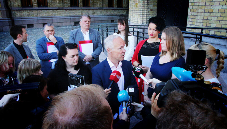 Nå skal det avklares om KrF går inn i regjering, og barnehagebemanning vil bli et av temaene i forhandlingene. Bildet er fra fjorårets opphetede debatt om bemanning i barnehagene hvor kunnskapsministeren møtte representanter for Barnehageoppøreret og Foreldreopprøret utenfor Stortinget. Rett bak Jan Tore Sanner står Hans Fredrik Grøvan i KrF. Foto: Jørgen Jelstad. Nå skal det avklares om KrF går inn i regjering, og barnehagebemanning vil bli et av temaene i forhandlingene. Bildet er fra fjorårets opphetede debatt om bemanning i barnehagene hvor kunnskapsministeren møtte representanter for Barnehageoppøreret og Foreldreopprøret utenfor Stortinget. Rett bak Jan Tore Sanner står Hans Fredrik Grøvan i KrF. Foto: Jørgen Jelstad.