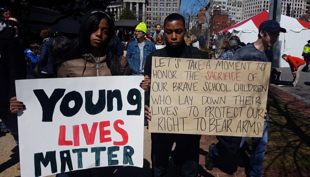 En halv million demonstranter fylte gatene i Washington 24. mars i år med budskapet: Strengere våpenlover må til for å trygge skolene. «Takk til elevene som ofret livet for vår rett til å bære våpen», er det bitende ironiske budskapet på plakaten Trey Young holder. Han og tvillingsøsteren Tara Young har fått nok av USAs liberale våpenlover. Arkivfoto: Harald F. Wollebæk En halv million demonstranter fylte gatene i Washington 24. mars i år med budskapet: Strengere våpenlover må til for å trygge skolene. «Takk til elevene som ofret livet for vår rett til å bære våpen», er det bitende ironiske budskapet på plakaten Trey Young holder. Han og tvillingsøsteren Tara Young har fått nok av USAs liberale våpenlover. Arkivfoto: Harald F. Wollebæk