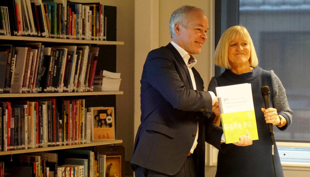 Statsråd Jan Tore Sanner og utvalgsleder Ragnhild Lied. – I høgare utdanning kan du jo ta så mange bachelorgradar og mastergradar du berre ønskjer, heilt gratis. Det vil nok mange meine at ikkje er rettferdig, seier Lied. Foto: Marianne Ruud Statsråd Jan Tore Sanner og utvalgsleder Ragnhild Lied. – I høgare utdanning kan du jo ta så mange bachelorgradar og mastergradar du berre ønskjer, heilt gratis. Det vil nok mange meine at ikkje er rettferdig, seier Lied. Foto: Marianne Ruud