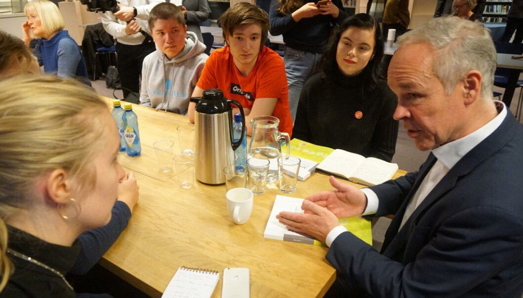 Sanner møtte elever fra elevrådet på Elvebakken videregående for å få innspill. F.v: Ragnhild Lied, Sindre Hovda, Stefan Plessas, Agathe Waage og statsråd Jan Tore Sanner. Foto: Marianne Ruud Sanner møtte elever fra elevrådet på Elvebakken videregående for å få innspill. F.v: Ragnhild Lied, Sindre Hovda, Stefan Plessas, Agathe Waage og statsråd Jan Tore Sanner. Foto: Marianne Ruud