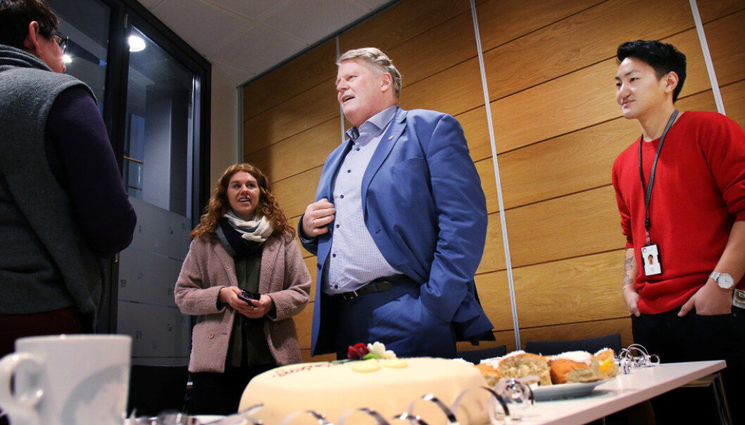 – Det blir viktig å se om tiltaket faktisk reduserer frafallet i læreryrket, sier KrFs Hans Fredrik Grøvan da han fikk servert marsipankake av leder av Pedagogstudentene, Frank Aleksander Bræin. Foto: Jørgen Jelstad. – Det blir viktig å se om tiltaket faktisk reduserer frafallet i læreryrket, sier KrFs Hans Fredrik Grøvan da han fikk servert marsipankake av leder av Pedagogstudentene, Frank Aleksander Bræin. Foto: Jørgen Jelstad.