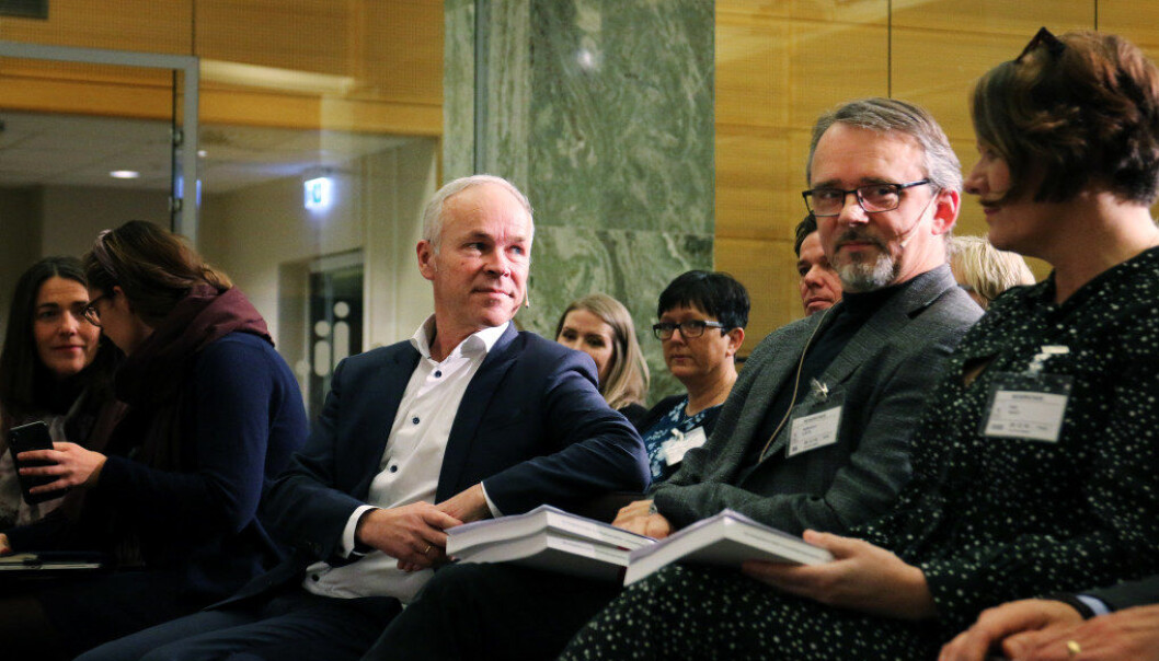 Kunnskapsminister Jan Tore Sanner ser fram mot diskusjoner i barnehagsektoren etter å ha mottatt rapporten fra leder av ekstpertutvalget, Kjetil Børhaug (t.h.). Foto: Jørgen Jelstad. Kunnskapsminister Jan Tore Sanner ser fram mot diskusjoner i barnehagsektoren etter å ha mottatt rapporten fra leder av ekstpertutvalget, Kjetil Børhaug (t.h.). Foto: Jørgen Jelstad.