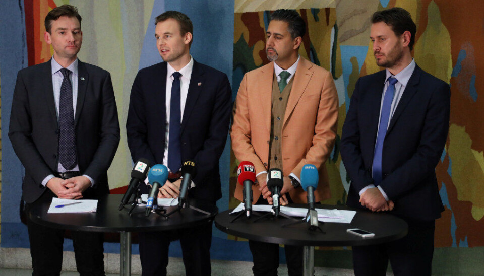 Finanspolitisk talsperson i Høyre, Henrik Asheim (til venstre), finanspolitisk talsperson i KrF, Kjell Ingolf Ropstad, finanspolitisk talsperson i Venstre, Abid Raja og finanspolitisk talsperson i FrP, Helge Andre Njåstad under pressekonferansen i vandrehallen i Stortinget i forbindelse med at KrF og regjeringspartiene er enige om en skisse til løsning i forhandlingene om neste års statsbudsjett. Foto: Ørn Borgen / NTB scanpix