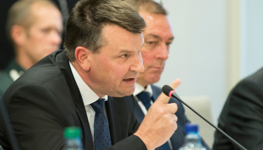 Under en forebyggende politiaksjon på en skole i Florø, ble to elever pågrepet. Slike hundeaksjoner krever lovhjemmel og mistanke, sier justis- og beredskapsminister Tor Mikkel Wara. Foto: Vidar Ruud / NTB scanpix Under en forebyggende politiaksjon på en skole i Florø, ble to elever pågrepet. Slike hundeaksjoner krever lovhjemmel og mistanke, sier justis- og beredskapsminister Tor Mikkel Wara. Foto: Vidar Ruud / NTB scanpix