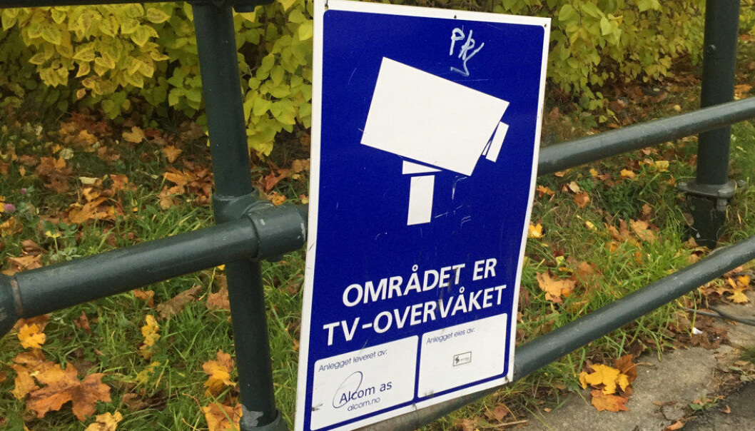 Etter gjentatte episoder med hærverk skal Trondheimspolitikerne vurdere kameraovervåking ved byens skoler. Mobbeombud Gitte Franck Sehm mener at politikerne bør undersøke grundig hva årsakene til hærverket kan være, i stedet for å sette inn tiltak på symptomnivå. Ill.foto: Paal Svendsen. Etter gjentatte episoder med hærverk skal Trondheimspolitikerne vurdere kameraovervåking ved byens skoler. Mobbeombud Gitte Franck Sehm mener at politikerne bør undersøke grundig hva årsakene til hærverket kan være, i stedet for å sette inn tiltak på symptomnivå. Ill.foto: Paal Svendsen.
