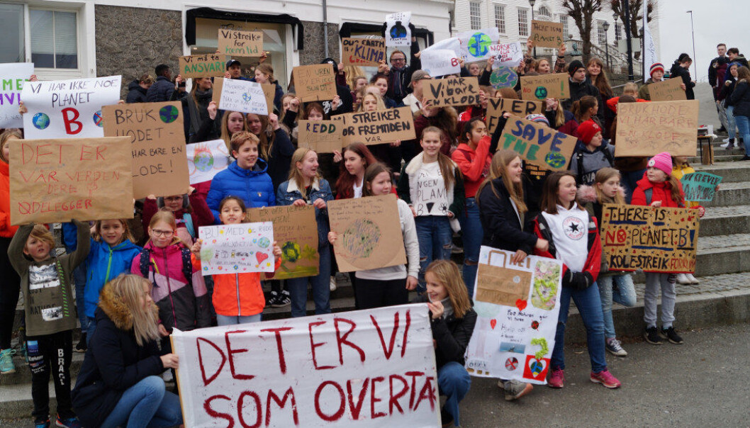 Over hele landet deltok titusenvis av norske skolebarn og ungdommer i demonstrasjoner for å kjempe for miljøet. Her fra demonstrasjonen i Farsund i Vest-Agder. Foto: Margrethe Nordfonn Over hele landet deltok titusenvis av norske skolebarn og ungdommer i demonstrasjoner for å kjempe for miljøet. Her fra demonstrasjonen i Farsund i Vest-Agder. Foto: Margrethe Nordfonn