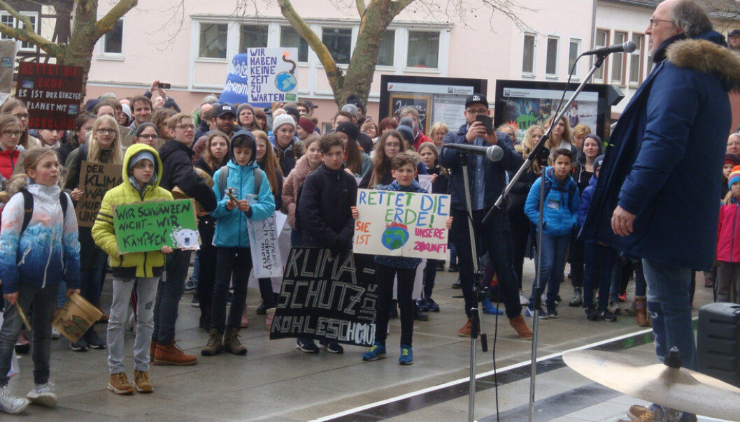 Elever over hele verden aksjonerer i disse dager for klimasaken. Her fra demonstrasjon i Aschaffenburg i Bayern i Tyskland.  Foto: Wikimedia Commons / Andol