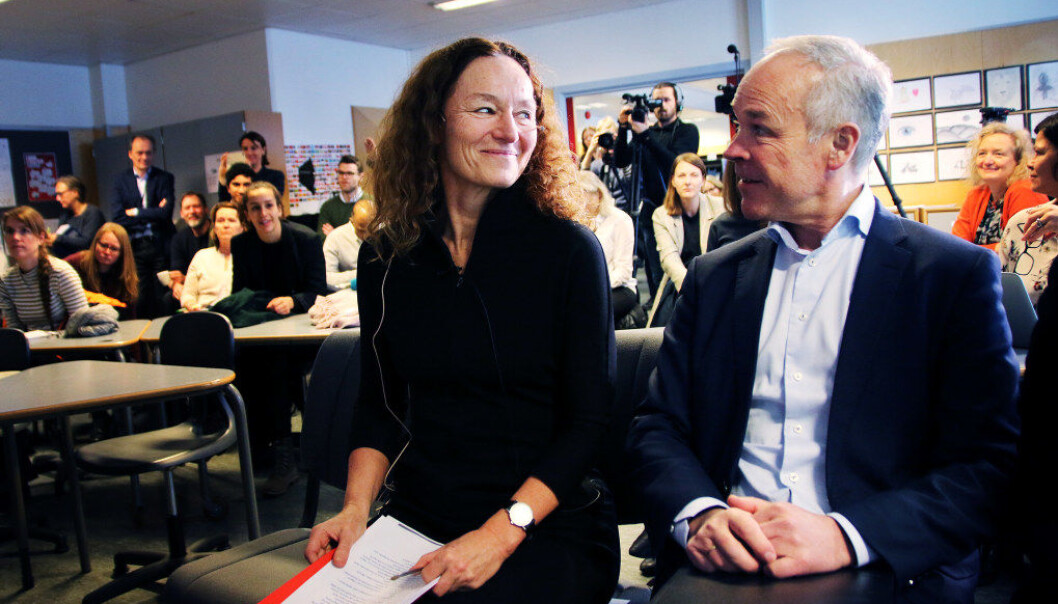 Utvalgsleder Camilla Stoltenberg overrakte rapporten om kjønnsforskjeller i skoleprestasjoner til kunnskapsminister Jan Tore Sanner mandag. Foto: Jørgen Jelstad Utvalgsleder Camilla Stoltenberg overrakte rapporten om kjønnsforskjeller i skoleprestasjoner til kunnskapsminister Jan Tore Sanner mandag. Foto: Jørgen Jelstad