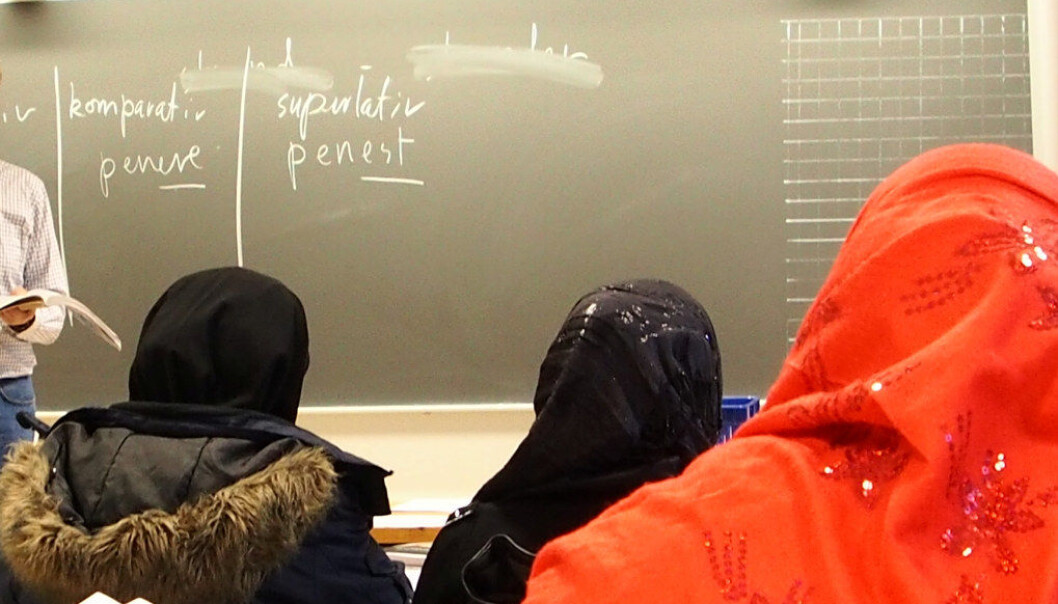 I artikkelen om lærernes rolle rundt norsk- og samfunnskunnskapsprøvene i settes fingeren på et viktig tema, men det er ikke lærerne i voksenopplæringen som avgjør hvem som får statsborgerskap, skriver Brikt Julian Utstrand Sagbakken i Kompetanse Norge. Arkivfoto: Utdanning I artikkelen om lærernes rolle rundt norsk- og samfunnskunnskapsprøvene i settes fingeren på et viktig tema, men det er ikke lærerne i voksenopplæringen som avgjør hvem som får statsborgerskap, skriver Brikt Julian Utstrand Sagbakken i Kompetanse Norge. Arkivfoto: Utdanning