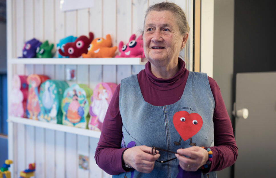 Lise Arnesen har jobbet i barnehagen i snart 50 år. – Når jeg våkner om morgenen tenker jeg meg glede på alt jeg skal gjøre i løpet av dagen, sier den blide 69-åringen. Foto:  Maja Ljungberg Bjåland