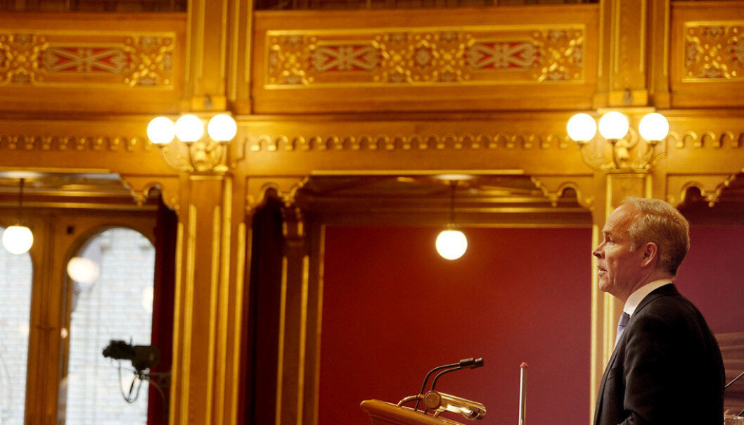 – Jeg vil minne om at det beste virkemiddelet mot usaklige ytringer er saklige motytringer, sa kunnskapsminister Jan Tore Sanner i en debatt om ytringsfrihet i skolen i Stortinget i går. Han viser til en veileder fra KS om ytringsfrihet og varsling, og anbefaler kommunalt ansatte å bruke den. Foto: Marianne Ruud – Jeg vil minne om at det beste virkemiddelet mot usaklige ytringer er saklige motytringer, sa kunnskapsminister Jan Tore Sanner i en debatt om ytringsfrihet i skolen i Stortinget i går. Han viser til en veileder fra KS om ytringsfrihet og varsling, og anbefaler kommunalt ansatte å bruke den. Foto: Marianne Ruud