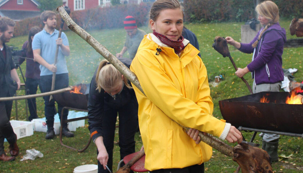 Læringa skjer i ein cocktail av ekskursjonar, studieturar, eit mangfald av læringsarenaer og sosiale aktivitetar i og utanom skulen. Her ser vi en elev med smalahove. Foto: Voss folkehøgskule. Læringa skjer i ein cocktail av ekskursjonar, studieturar, eit mangfald av læringsarenaer og sosiale aktivitetar i og utanom skulen. Her ser vi en elev med smalahove. Foto: Voss folkehøgskule.