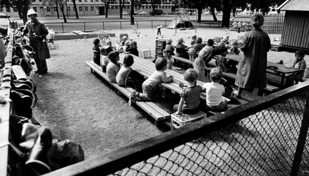 Da den første barnehageloven kom i 1975 var målet med barnehagen å utvikle barnas personlighet, evne til toleranse og til å ha omsorg for andre. Her spiser barna mat i en barnepark i Sofienbergparken i Oslo på 70-tallet. Foto: Svein Erik Dahl, Samfoto Da den første barnehageloven kom i 1975 var målet med barnehagen å utvikle barnas personlighet, evne til toleranse og til å ha omsorg for andre. Her spiser barna mat i en barnepark i Sofienbergparken i Oslo på 70-tallet. Foto: Svein Erik Dahl, Samfoto