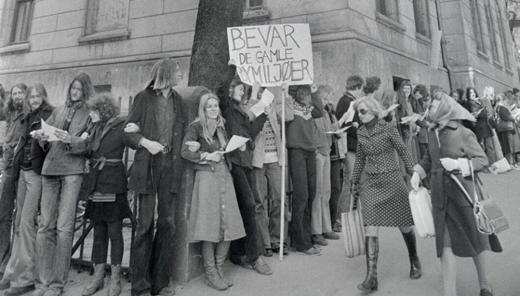 Demonstrasjon av forsøksgymnasiastene og andre som holder til i Hammersborg skole i Oslo, for å få lov til å beholde skolen. Bildet er tatt i april 1976. Foto: Ukjent/ Arbeiderbevegelsens arkiv og bibliotek Demonstrasjon av forsøksgymnasiastene og andre som holder til i Hammersborg skole i Oslo, for å få lov til å beholde skolen. Bildet er tatt i april 1976. Foto: Ukjent/ Arbeiderbevegelsens arkiv og bibliotek