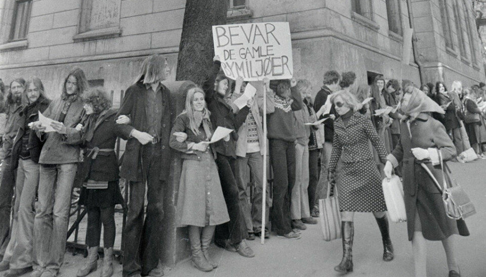 Demonstrasjon av forsøksgymnasiastene og andre som holder til i Hammersborg skole i Oslo, for å få lov til å beholde skolen. Bildet er tatt i april 1976. Foto: Ukjent/ Arbeiderbevegelsens arkiv og bibliotek