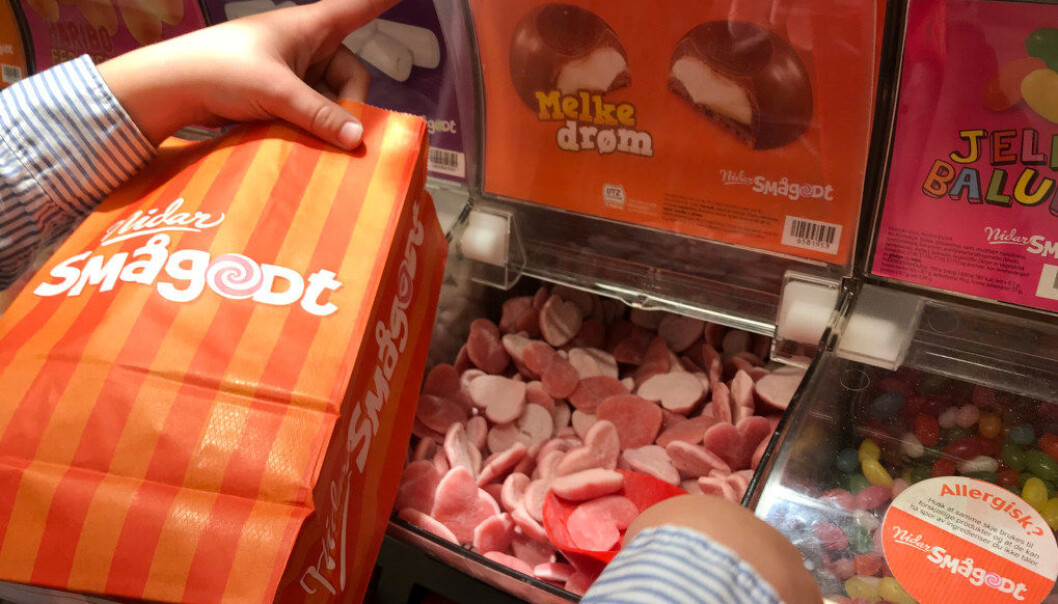 I Norge der vi har overflod av mat, må en trene barn til å spise mindre søtt. Ved å introdusere barn for bitre smaker tidlig i livet, vil de senere i livet velge ting som ikke er så søte. Ill.foto: Paal Svendsen I Norge der vi har overflod av mat, må en trene barn til å spise mindre søtt. Ved å introdusere barn for bitre smaker tidlig i livet, vil de senere i livet velge ting som ikke er så søte. Ill.foto: Paal Svendsen