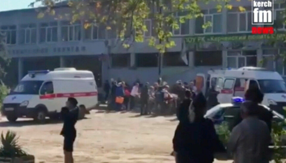 19 mennesker ble drept og 53 såret i et angrep mot en yrkesskole på Krim-halvøya, ifølge russiske medier. De fleste ofrene var elever i tenåringsalder. Foto: Kertsj FM News / AP / NTB scanpix