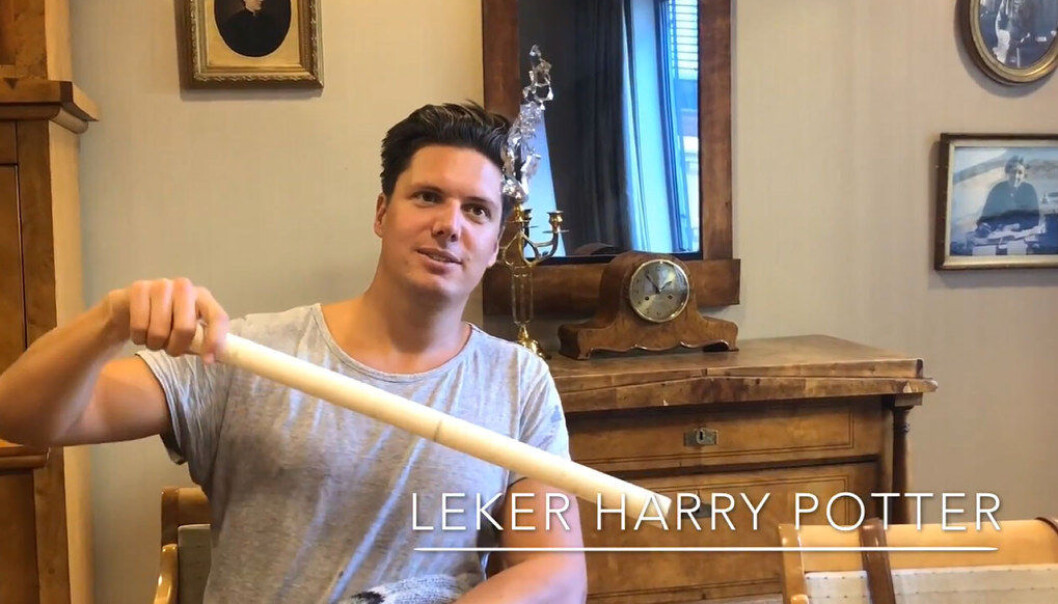 Andreas Wahl skaper magi med et ullplagg, et plastrør og juleglitter. Foto: Kari Oliv Vedvik Andreas Wahl skaper magi med et ullplagg, et plastrør og juleglitter. Foto: Kari Oliv Vedvik