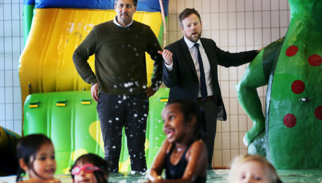 Abid Raja har flere ganger snakket varmt om svømmeopplæring i barnehagene. Her fra en seanse med daværende kunnskapsminister Torbjørn Røe Isaksen i 2017. Arkivfoto: Jørgen Jelstad.