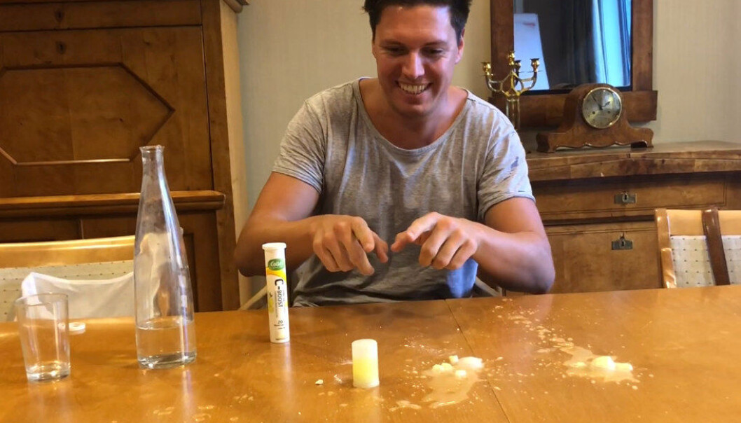 I dette forsøket som Andreas Wahl demonstrerer for Utdanning, lager han ei lita bombe av brusetabletter og vann. Foto: Kari Oliv Vedvik I dette forsøket som Andreas Wahl demonstrerer for Utdanning, lager han ei lita bombe av brusetabletter og vann. Foto: Kari Oliv Vedvik