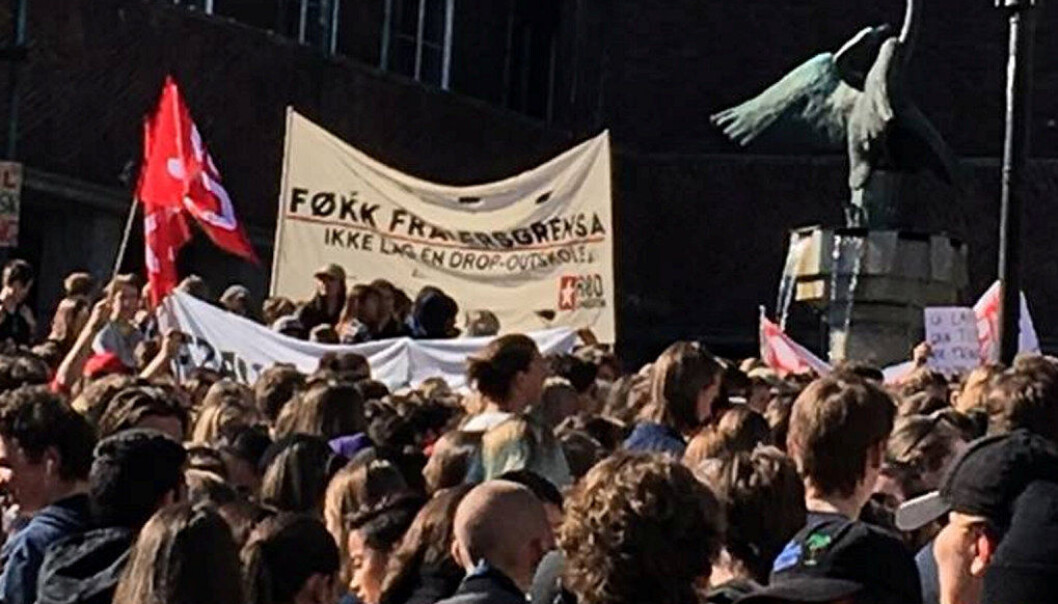 Det er elevene som sliter mest som rammes hardest av fraværsgrensa, mener Elevorganisasjonen. Bildet er fra en demonstrasjon utenfor rådhuset i Oslo i juni 2016. Marianne Ruud Det er elevene som sliter mest som rammes hardest av fraværsgrensa, mener Elevorganisasjonen. Bildet er fra en demonstrasjon utenfor rådhuset i Oslo i juni 2016. Marianne Ruud