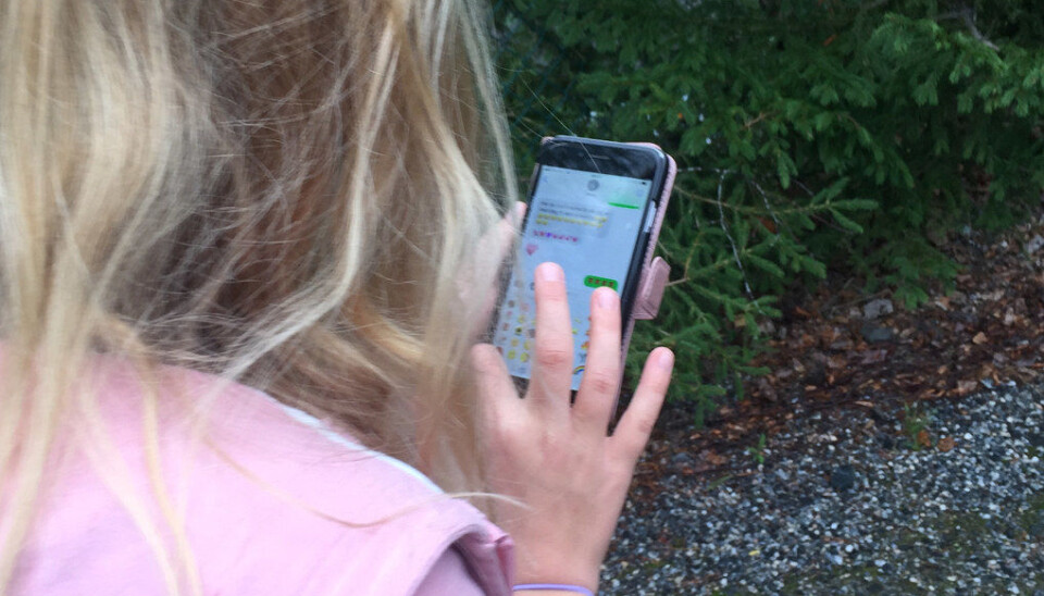 - Læring og undervisning er viktigere enn mobilkontakt. Er det noe alvorlig, så får foreldrene ringe skolen, slik vi gjorde før, sier statsministeren. Høyre vil anbefale mobilforbud i klasserommene, men vil ikke innføre et sentralt forbud på alle skoler. Ill.foto: Paal Svendsen - Læring og undervisning er viktigere enn mobilkontakt. Er det noe alvorlig, så får foreldrene ringe skolen, slik vi gjorde før, sier statsministeren. Høyre vil anbefale mobilforbud i klasserommene, men vil ikke innføre et sentralt forbud på alle skoler. Ill.foto: Paal Svendsen