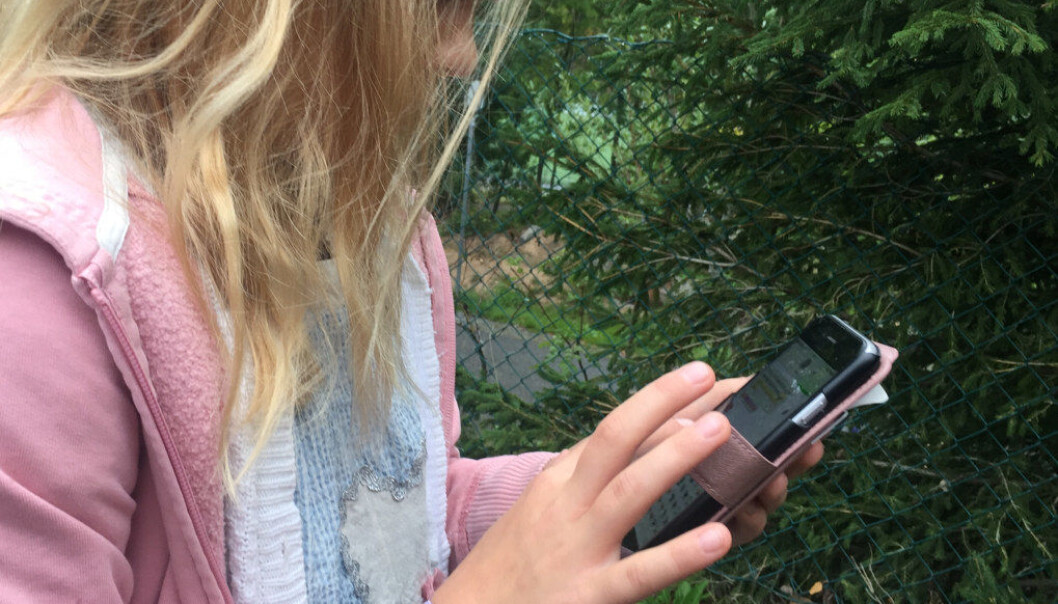 Ved mange skoler må elevene gjøre seg ferdige med mobiltelefonen før de går inn i skolegården. – Vi kan ikke ha nasjonale forbud og retningslinjer for alt her i verden, sier Gunn Iren Gulløy Müller, leder for Foreldreutvalget for grunnopplæringen (FUG). Foto: Paal Svendsen Ved mange skoler må elevene gjøre seg ferdige med mobiltelefonen før de går inn i skolegården. – Vi kan ikke ha nasjonale forbud og retningslinjer for alt her i verden, sier Gunn Iren Gulløy Müller, leder for Foreldreutvalget for grunnopplæringen (FUG). Foto: Paal Svendsen