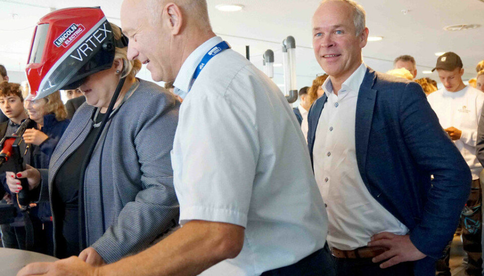 Erna Solberg og Jan Tore Sanner åpnet utstillingen «Fremtidens yrkesfag». Statsministeren fikk prøve seg på praktiske øvelser, mens kunnskapsministeren nøyde seg med å være observatør. Foto: Marianne Ruud