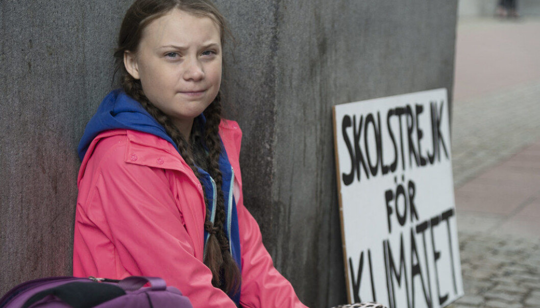 Hver dag i mer enn to uker har Greta Thunberg (15) droppet skolen og sittet utenfor Riksdagen i sentrum av Stockholm. Hun deler ut løpesedler med teksten «Dette gjør jeg fordi dere voksne driter i framtiden min». Foto: Aftonbladet / NTB scanpix Hver dag i mer enn to uker har Greta Thunberg (15) droppet skolen og sittet utenfor Riksdagen i sentrum av Stockholm. Hun deler ut løpesedler med teksten «Dette gjør jeg fordi dere voksne driter i framtiden min». Foto: Aftonbladet / NTB scanpix