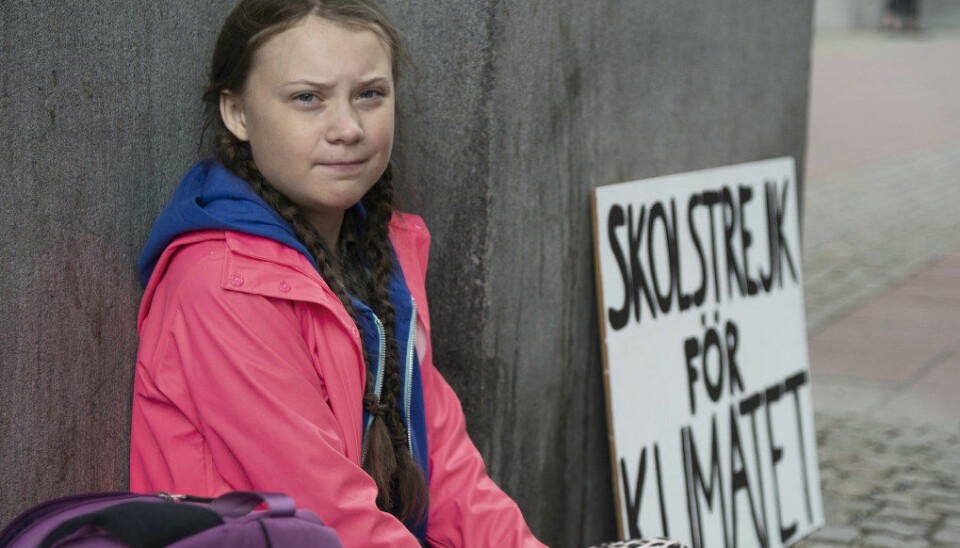 Hver dag i mer enn to uker har Greta Thunberg (15) droppet skolen og sittet utenfor Riksdagen i sentrum av Stockholm. Hun deler ut løpesedler med teksten «Dette gjør jeg fordi dere voksne driter i framtiden min». Foto: Aftonbladet / NTB scanpix